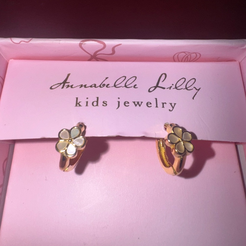 NWOT Annabelle Gold and White Flower Earrings for Kids